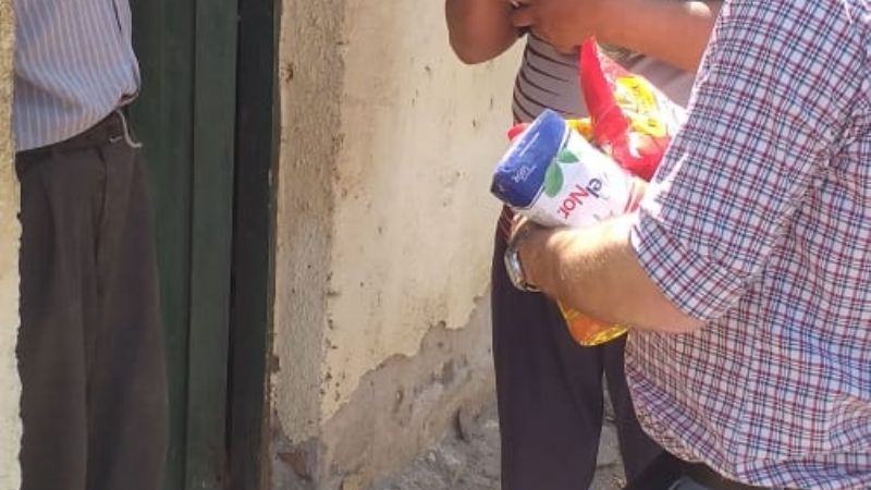 Entrega solidaria de alimentos a vecinos de la Capital