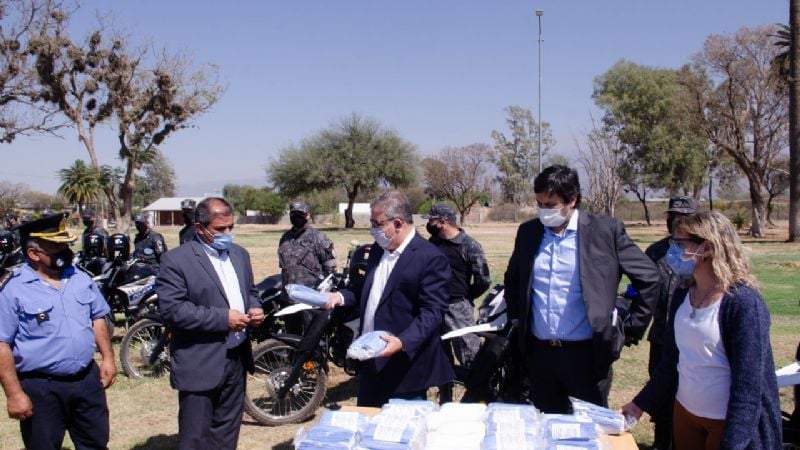 Entregan nuevos móviles policiales y repartirá millones de barbijos gratuitos