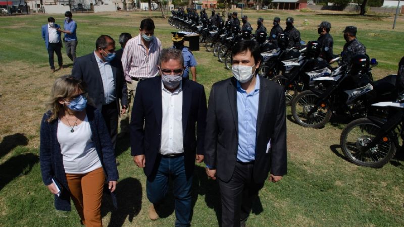 Entregan nuevos móviles policiales y repartirá millones de barbijos gratuitos