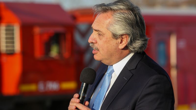 Fernández volvió a defender el impuesto al dólar y criticó al Gobierno de Macri