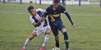 TOMÁS DÍAZ jugando ante Talleres, para las inferiores de Boca.