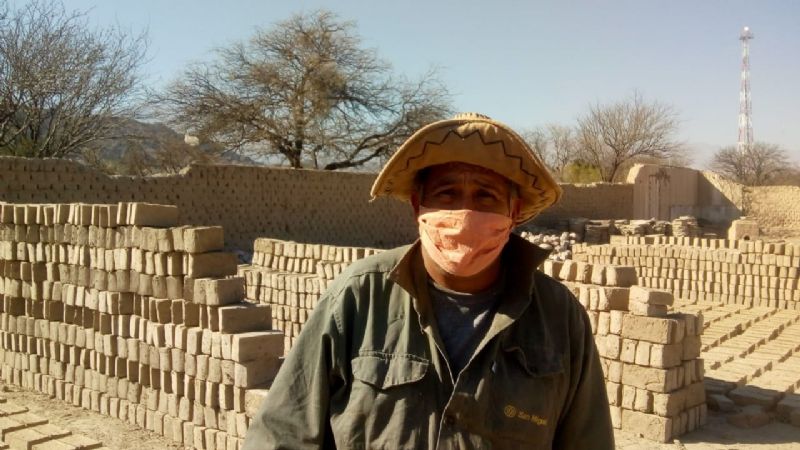Una fábrica familiar vendió casi 120 mil adobes en menos de un año
