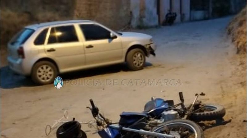 Choque entre un auto y una moto: un herido