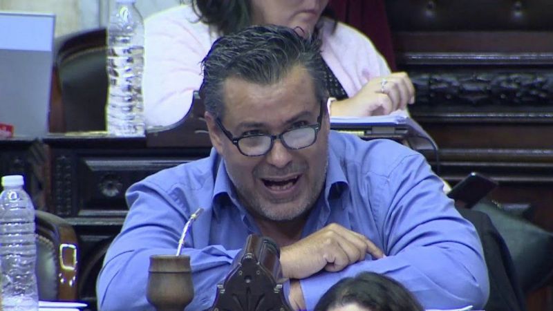 Renunció el diputado que protagonizó una escena sexual en la sesión