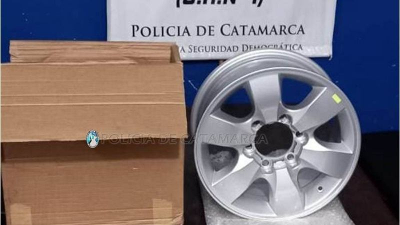 Detienen a un hombre con una llanta robada