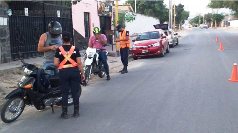 Retienen 20 vehículos a conductores infractores