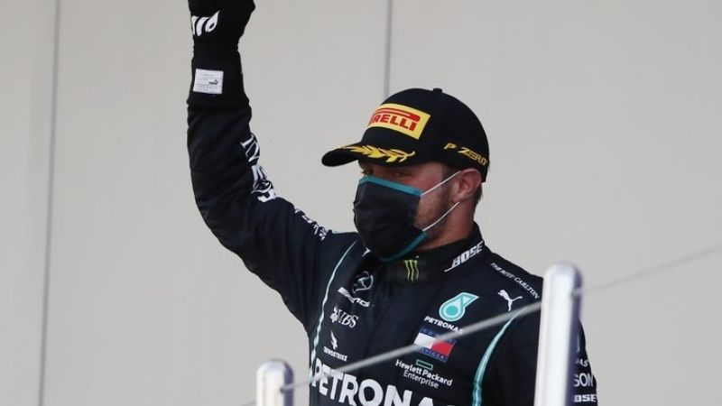 Bottas aprovechó una doble sanción a Hamilton y ganó en Rusia