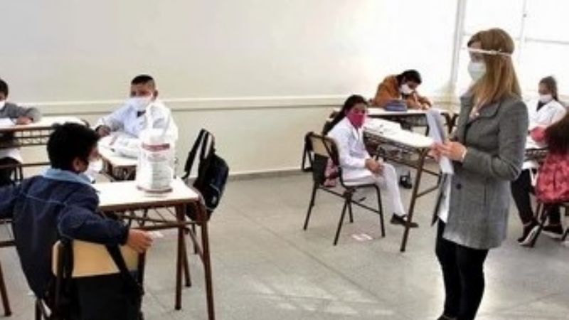 Alumnos del último año del secundario podrían terminar las clases en abril