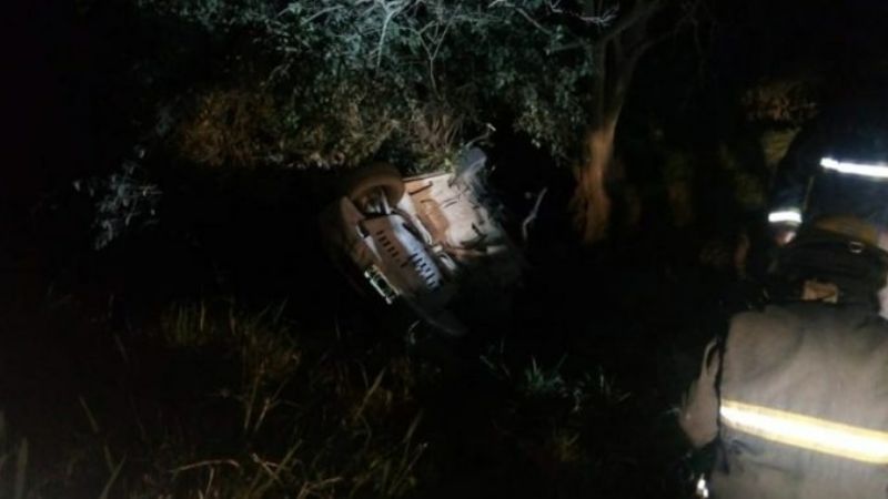 Perdió el control del auto y cayeron por un barranco