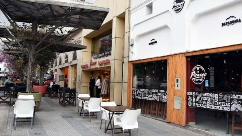 Desde hoy, amplían los horarios para bares, restaurantes y confiterías