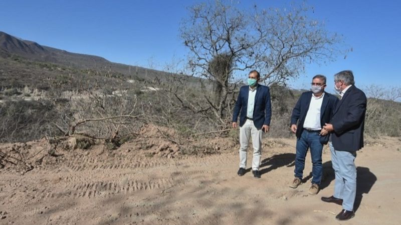 Entregan netbooks, maquinaria y viviendas en Mutquín y Saujil