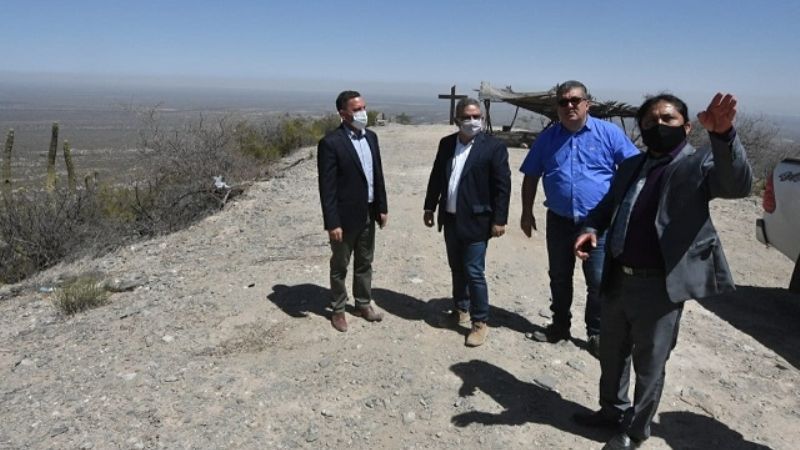 Entregan netbooks, maquinaria y viviendas en Mutquín y Saujil