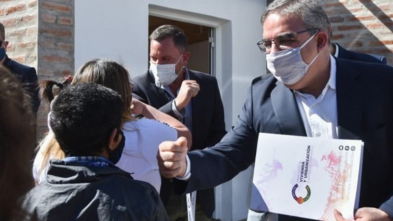 Entregan netbooks, maquinaria y viviendas en Mutquín y Saujil