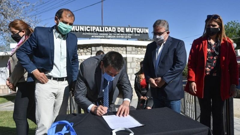 Entregan netbooks, maquinaria y viviendas en Mutquín y Saujil