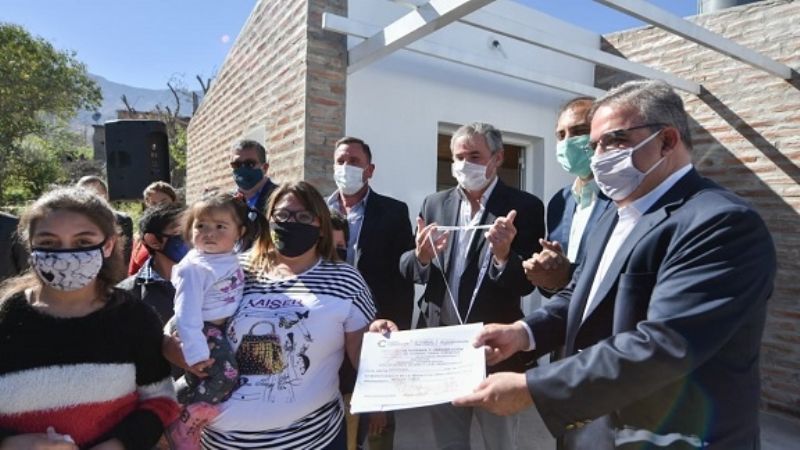 Dos madres de familia recibieron viviendas en Mutquín