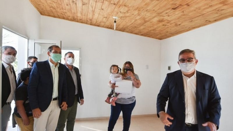 Dos madres de familia recibieron viviendas en Mutquín