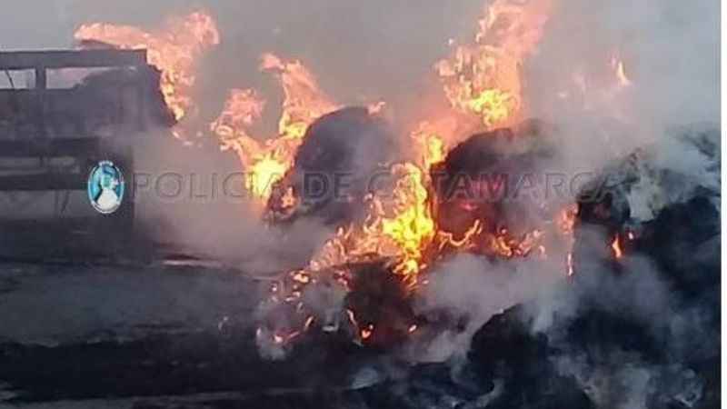 Se incendió una carga de rollos de alfalfa