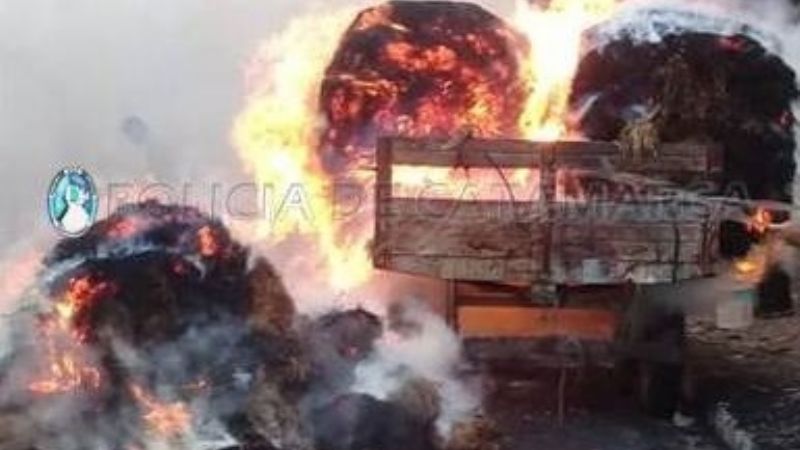 Se incendió una carga de rollos de alfalfa