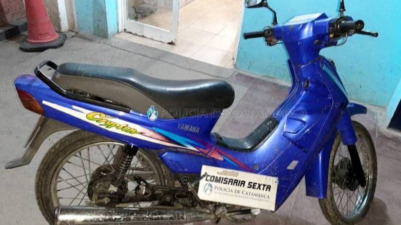 En una persecución, atrapan a un joven con una moto robada