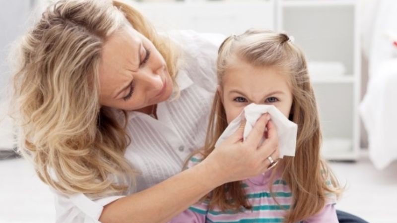 Niños con síntomas de COVID-19: cómo distinguir si tienen coronavirus, gripe o resfrío