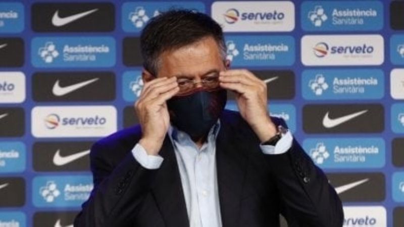 En medio de la puja con Messi, acusan a Bartomeu de corrupción