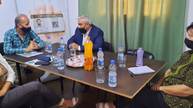 Coordinan acciones para garantizar el trabajo en las cosechas