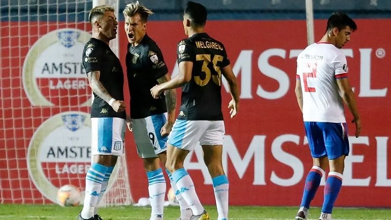 Racing venció a Nacional, en Uruguay, y pasó a los 8vos.