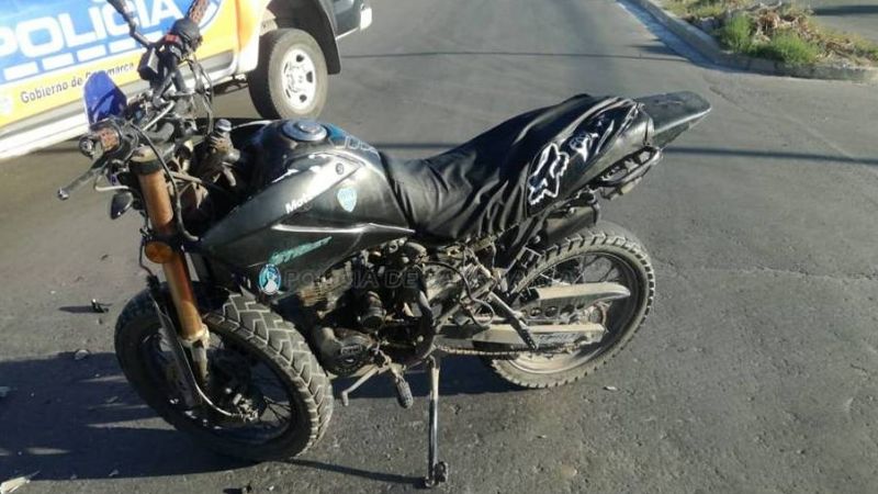 Motociclista cruzó una avenida y fue impactado por una camioneta
