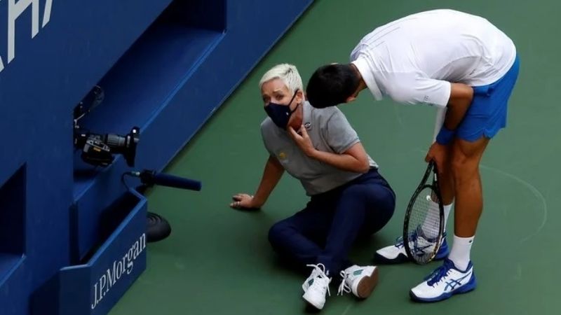 Escandalosa expulsión de Djokovic del Abierto de EE.UU.