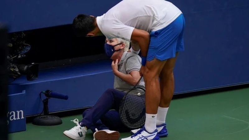 Escandalosa expulsión de Djokovic del Abierto de EE.UU.