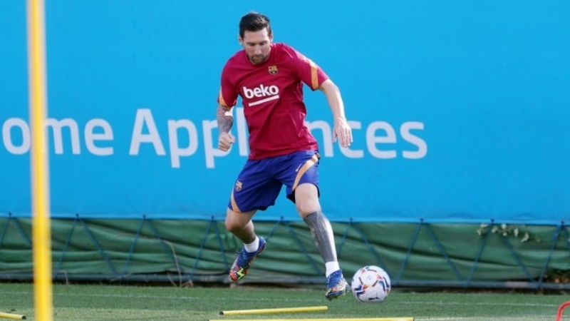 …y un día, Messi volvió a entrenar en el Barcelona