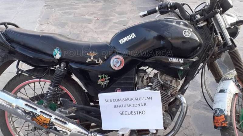 Le robaron la moto de la galería de su casa