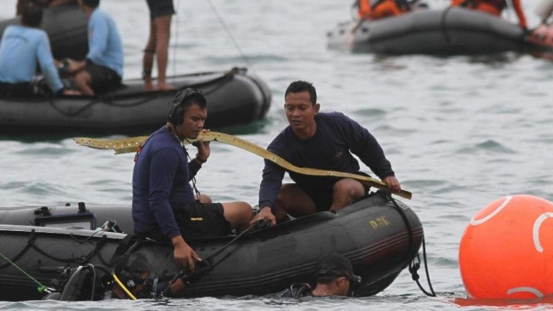 Localizan las cajas negras del Boeing 737-500 que se estrelló en Indonesia