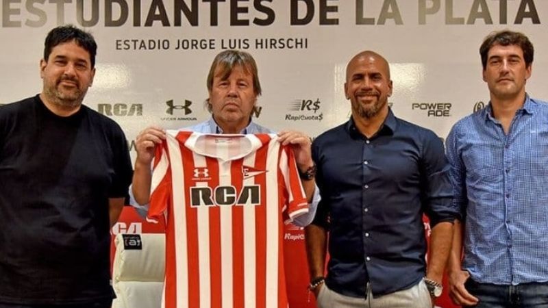 Estudiantes presentó a Zielinski y lo hizo en ruso