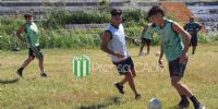 LOS FUTBOLISTAS que no jugaron ante Vélez, realizaron una práctica de fútbol en el predio del Anfiteatro Valle Viejo.