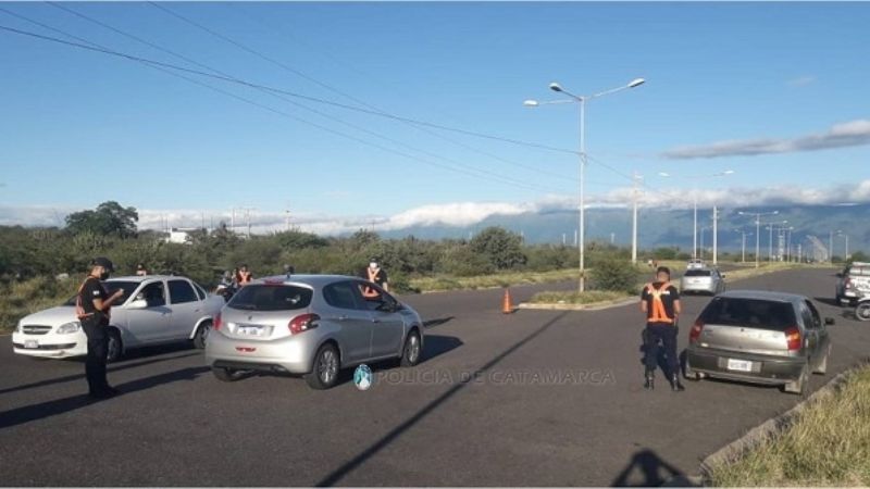 Retienen vehículos en controles