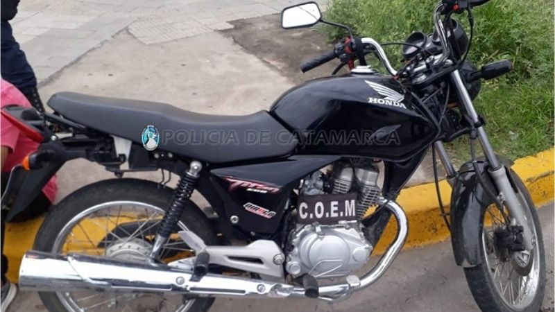 Manejaba una moto robada hace seis años