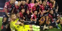 COLÓN con el cheque de los 650 mil pesos, y el boleto a los 16vos. de la Copa Argentina, donde se medirá con Argentinos Jrs.