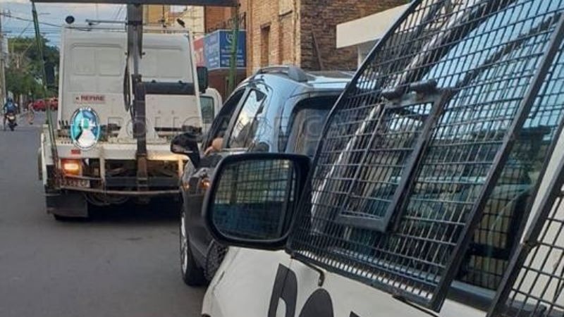 En confuso episodio, dos inspectores de tránsito detenidos y una grúa secuestrada