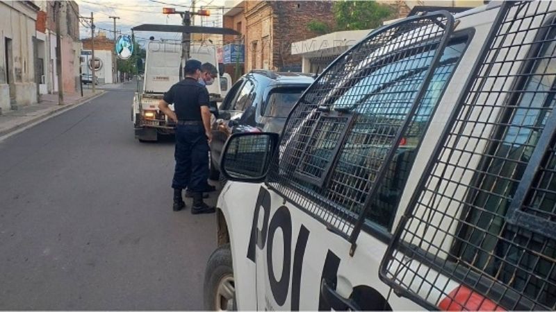 En confuso episodio, dos inspectores de tránsito detenidos y una grúa secuestrada
