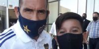 TEVEZ al llegar a San Juan, recibiendo el afecto de un pibe cuyano.
