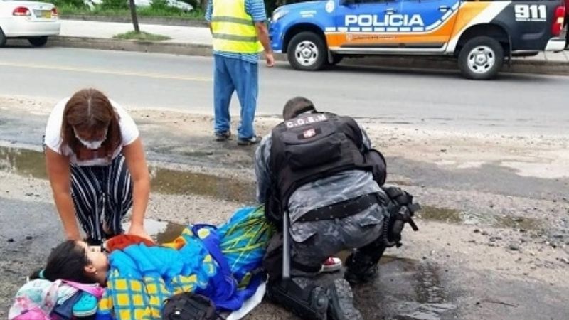 Mujer lesionada al derrapar violentamente con su moto
