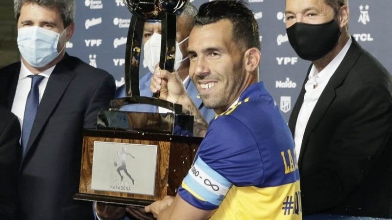 "Hay Tevez para rato" dijo “Carlitos” levantando la Copa