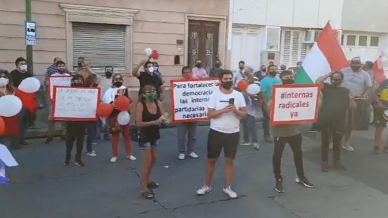 Radicales opositores se manifiestan en la sede de la UCR exigiendo internas