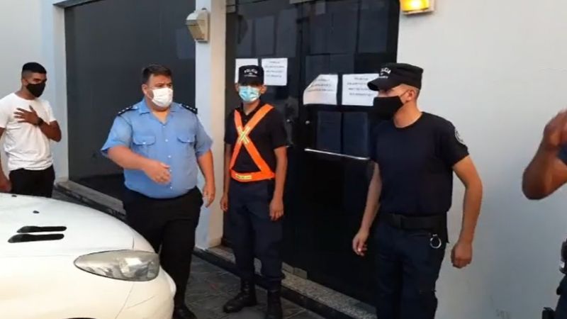 Radicales opositores se manifiestan en la sede de la UCR exigiendo internas