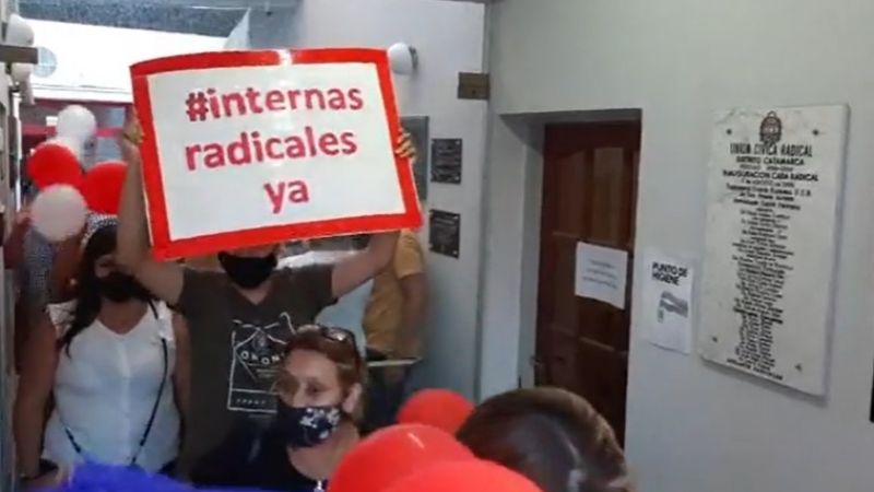 Radicales opositores se manifiestan en la sede de la UCR exigiendo internas