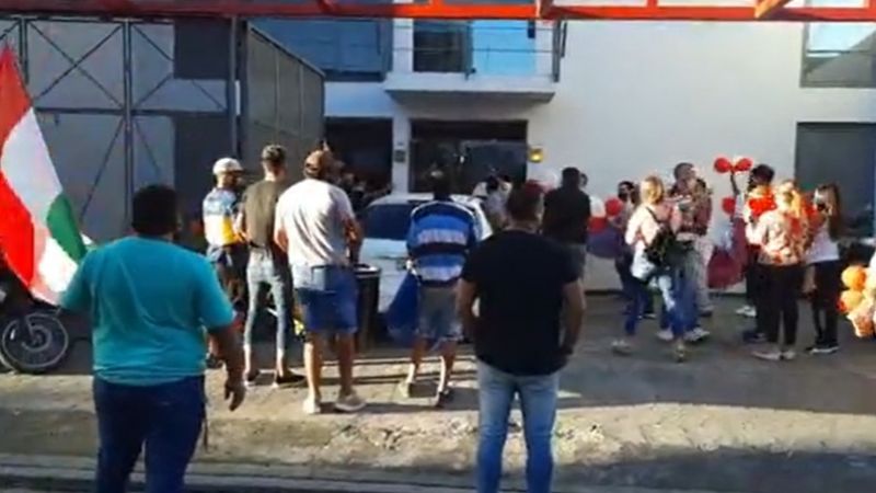 Radicales opositores se manifiestan en la sede de la UCR exigiendo internas