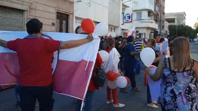 Radicales opositores se manifiestan en la sede de la UCR exigiendo internas