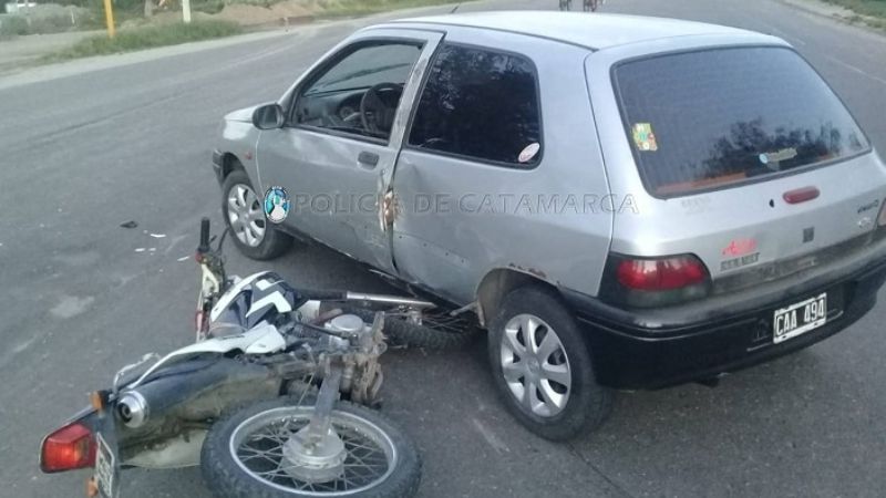 Un auto y una moto resultaron dañados en un siniestro vial