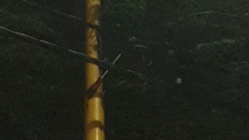 Sufrió descarga eléctrica cuando intentaba "colgarse" de la luz